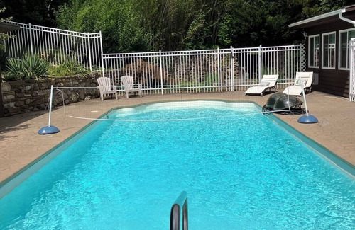 Troutville Apartamento | Studio w/pool & hot tub -only minutes to Triple Crown hiking trails