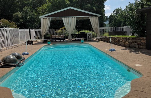 Troutville Apartamento | Studio w/pool & hot tub -only minutes to Triple Crown hiking trails