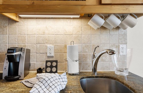 Kimball Junction Condominio | Studio w/Private Hot Tub, Great Views, Fireplace & King Bed | Walk to Dining