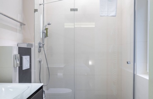 Heidelberg Apartamento | Studio with a fully equipped kitchen and a modern bathroom