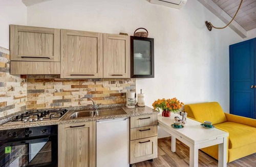 Pompeiana Apartamento | Casa vacacional decorado en tonos azules. Junto a la piscina con vistas al mar
