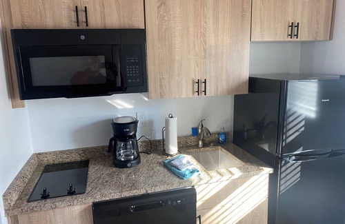 Melbourne Beach Apartamento | Studio with kitchen and steps from beach access steps in Melbourne Beach Florida