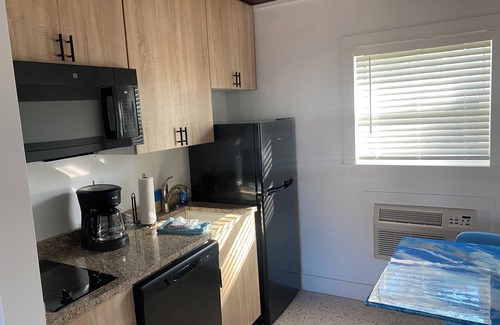 Melbourne Beach Apartamento | Studio with kitchen and steps from beach access steps in Melbourne Beach Florida