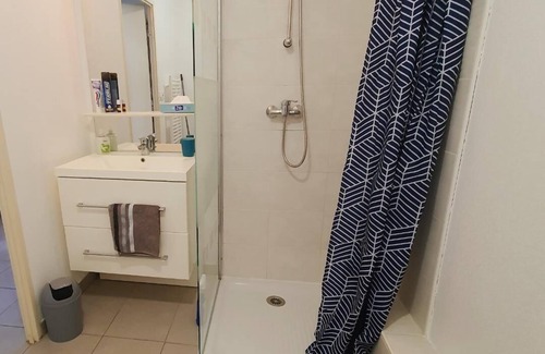 Saint-Martin Apartamento | Studio with pleasant terrace, 10 min walk from the Comédie and 3 min from the station