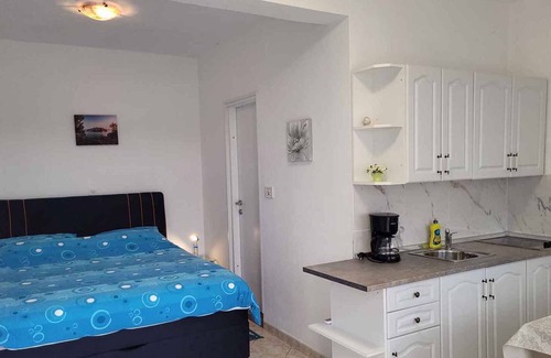 Plomin Apartamento | Studio with pool and air conditioning