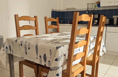 Planguenoual Apartamento | Studio with sea view - close to restaurants and the port