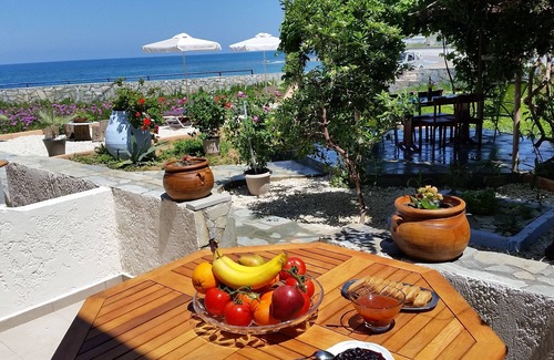 Milatos Beach Apartamento | Estudio con vistas al mar en un hermoso jardín!