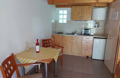 Balatonfoldvar Apartamento | Apartamento vacacional con jardín sombreado, lavadora e internet