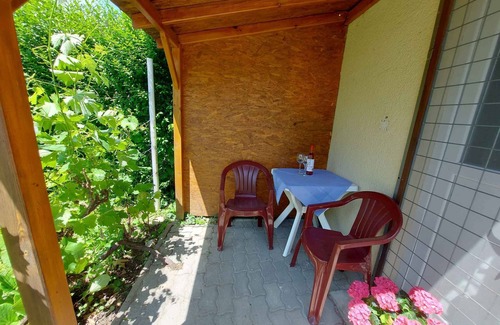 Balatonfoldvar Apartamento | Apartamento vacacional con jardín sombreado, lavadora e internet
