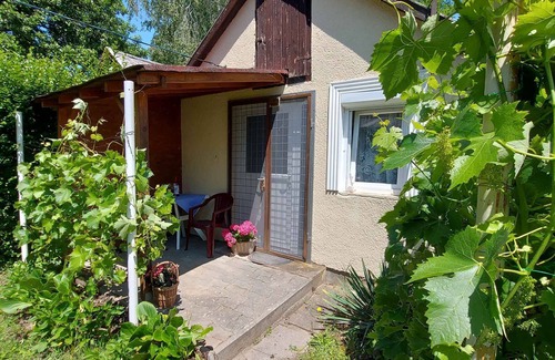 Balatonfoldvar Apartamento | Apartamento vacacional con jardín sombreado, lavadora e internet