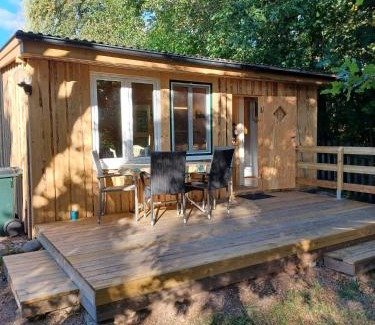 Hultsfred Casa | Stuga im Wald mit Seeblick, nahe Vimmerby