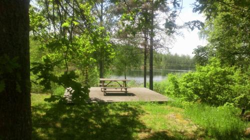 Hultsfred Casa | Stuga im Wald mit Seeblick, nahe Vimmerby