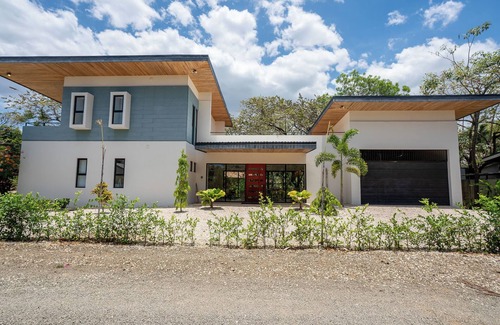 Junquillal Casa | Stunning Gem in Junquillal 3Br, private deck, 1 min walk to beach, big parking