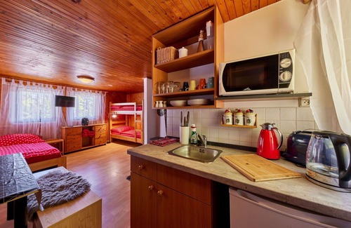 Mlade Buky Casa | Maravillosa casa de vacaciones privada con WIFI, piscina, TV, patio y mascotas permitida