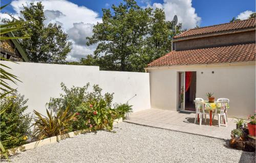 Saint-Avaugourd-des-Landes Casa | Stunning Home In St Avaugourd Des Lande