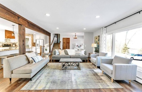 Excelsior Casa | Stunning 1 Acre Farmhouse Great Lake Location