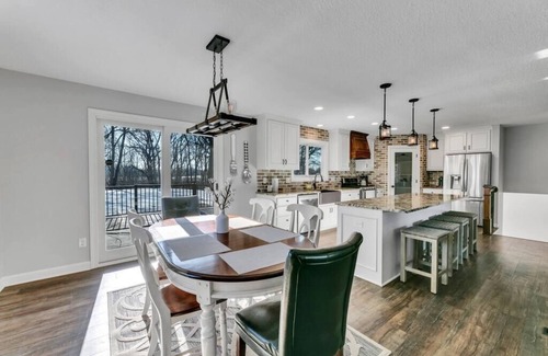 Excelsior Casa | Stunning 1 Acre Farmhouse Great Lake Location