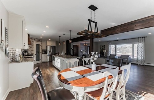 Excelsior Casa | Stunning 1 Acre Farmhouse Great Lake Location