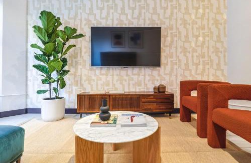 Historic Core Apartamento | Stunning 1 BDR 1 BTH Modern Loft with Pool, Jacuzzi in DTLA!