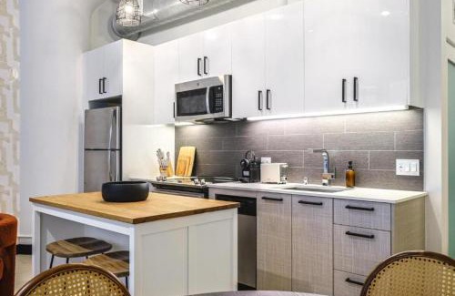 Historic Core Apartamento | Stunning 1 BDR 1 BTH Modern Loft with Pool, Jacuzzi in DTLA!