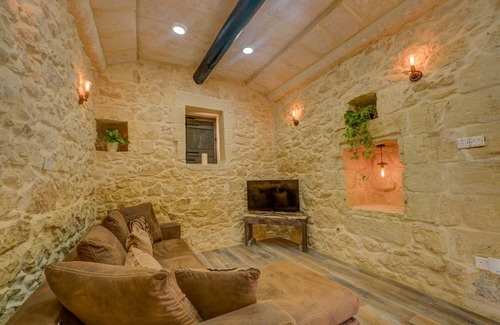 Xewkija Condominio | Stunning 1 bed Gozo farmhouse condo. Rare find!