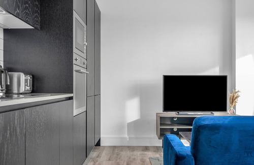 East Acton Casa | Stunning 1 bedroom Pet Friendly Apartment in Icon Tower near Ealing