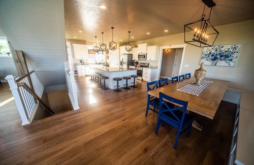 Garden City Casa | Stunning 10 bedroom Lakeview Retreat! In the middle of Garden City! Ideal Beach!