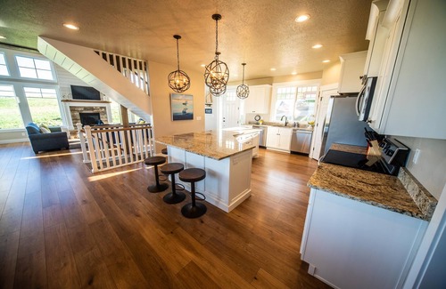 Garden City Casa | Stunning 10 bedroom Lakeview Retreat! In the middle of Garden City! Ideal Beach!