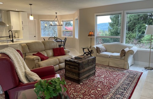 Cobble Hill Casa | Stunning 11 acre estate - Luxury View Home - Pet Friendly * Swim Spa *