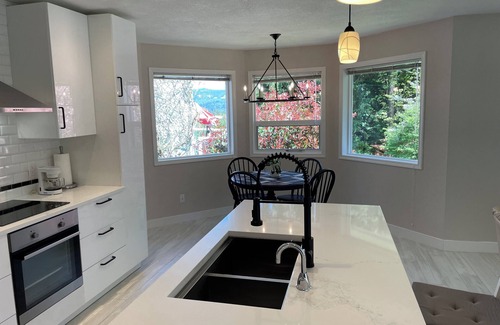 Cobble Hill Casa | Stunning 11 acre estate - Luxury View Home - Pet Friendly * Swim Spa *