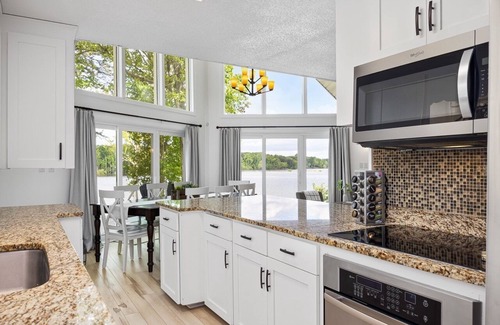 Henderson Casa | Stunning 180° Lake Views, Kerr Lake Retreat