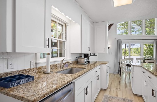 Henderson Casa | Stunning 180° Lake Views, Kerr Lake Retreat
