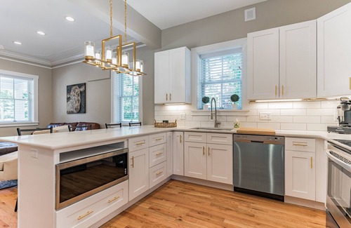 St. Charles Historic District Casa | Stunning 1890's Home - Sleeps 8!