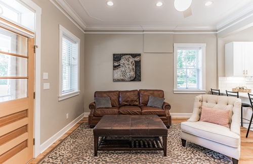 St. Charles Historic District Casa | Stunning 1890's Home - Sleeps 8!