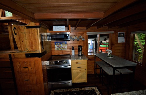 Saluda Cabaña | Stunning 1927 Historic RR Caboose X61 Train car with Master Suite Sleeps 4