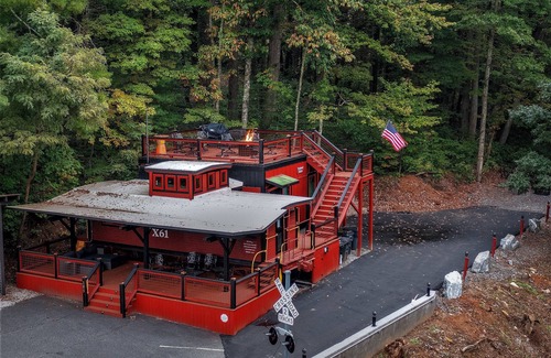 Saluda Cabaña | Stunning 1927 Historic RR Caboose X61 Train car with Master Suite Sleeps 4