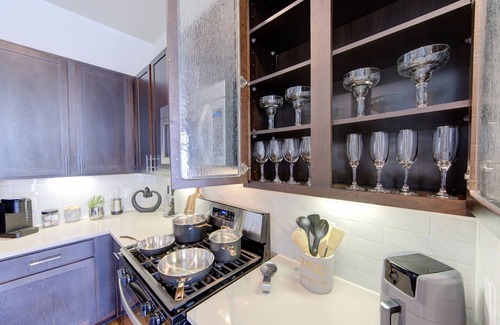 Energy Corridor Apartamento | Stunning 1bd suite with warm and bold interiors, great amenities, & a pool view.