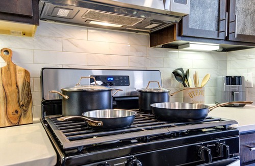 Energy Corridor Apartamento | Stunning 1bd suite with warm and bold interiors, great amenities, & a pool view.