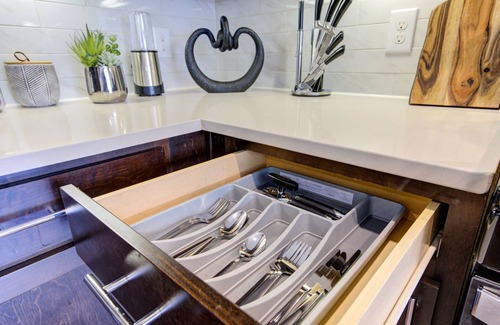 Energy Corridor Apartamento | Stunning 1bd suite with warm and bold interiors, great amenities, & a pool view.
