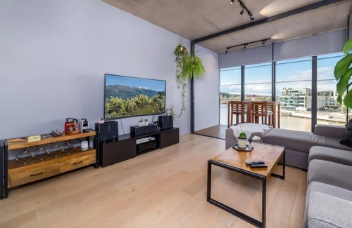Kingston Apartamento | Stunning 1BR Apartment with Water Views