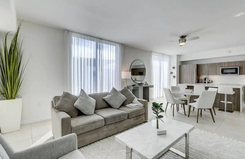 Survey Creek Casa | Stunning 2 bedroom townhouse - STEPS to the beach!