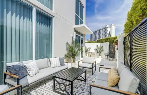 Survey Creek Casa | Stunning 2 bedroom townhouse - STEPS to the beach!