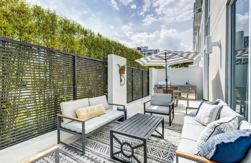 Survey Creek Casa | Stunning 2 bedroom townhouse - STEPS to the beach!