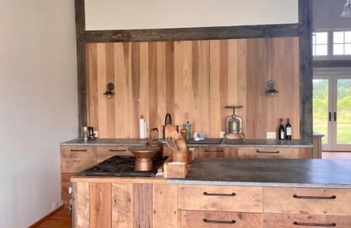 Oakpark Casa | Stunning 2-bedroom Bank Barn with Indoor Fireplace