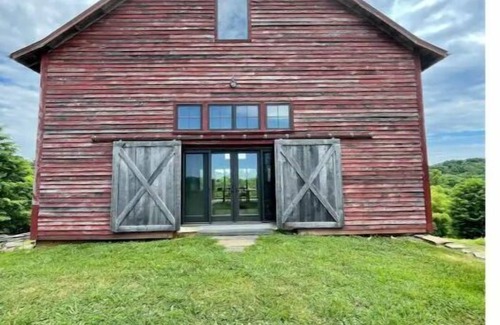 Oakpark Casa | Stunning 2-bedroom Bank Barn with Indoor Fireplace