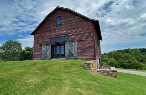 Oakpark Casa | Stunning 2-bedroom Bank Barn with Indoor Fireplace