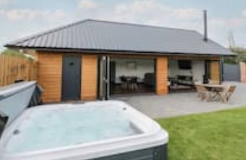 Priors Marston Otro | Stunning 2 Bedroom Barn with Hot Tub