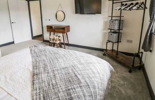 Priors Marston Otro | Stunning 2 Bedroom Barn with Hot Tub