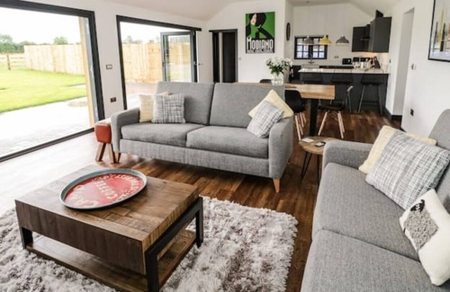 Priors Marston Otro | Stunning 2 Bedroom Barn with Hot Tub