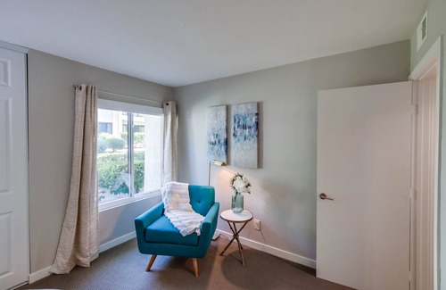 Rancho Bernardo Condominio | Stunning 2 bedroom condo in 55+ Oaks North Village! Read Description first!